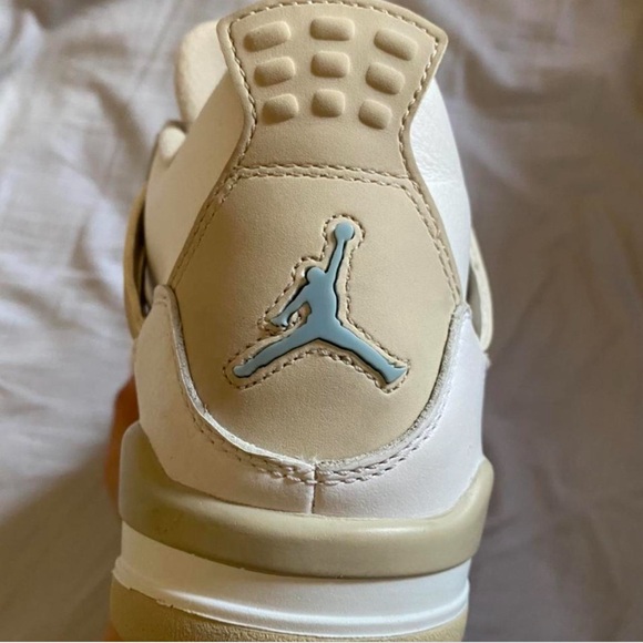 Air Jordan 4 Retro in color ‘Sand Linen’ - Authentic - Picture 3 of 4